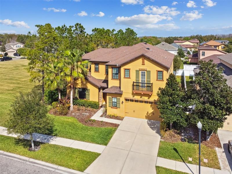 5 Bedroom home with bonus room plus a loft area. It has a 3 car tandem garage. No neighbors on one side and a fenced in yard!