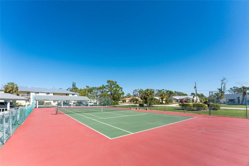 Tennis/pickleball court