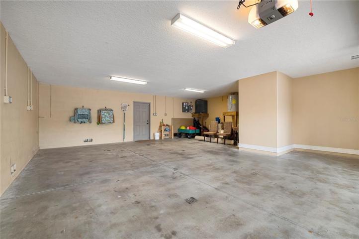 Oversized garage with room for 4 cars in tandem parking