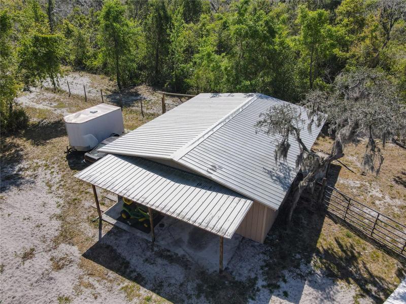 Workshop with covered stoop