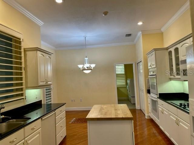 KITCHEN ISLAND