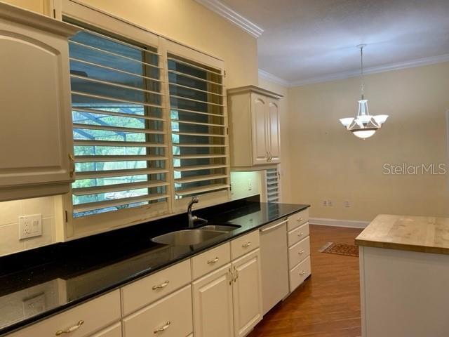 GRANITE COUNTERS KITCHEN