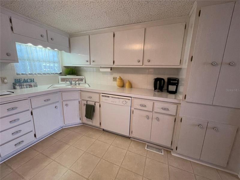 Kitchen with lots of cabinets