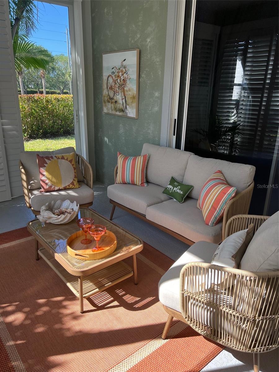 Come and entertain your family and friends in this Florida room