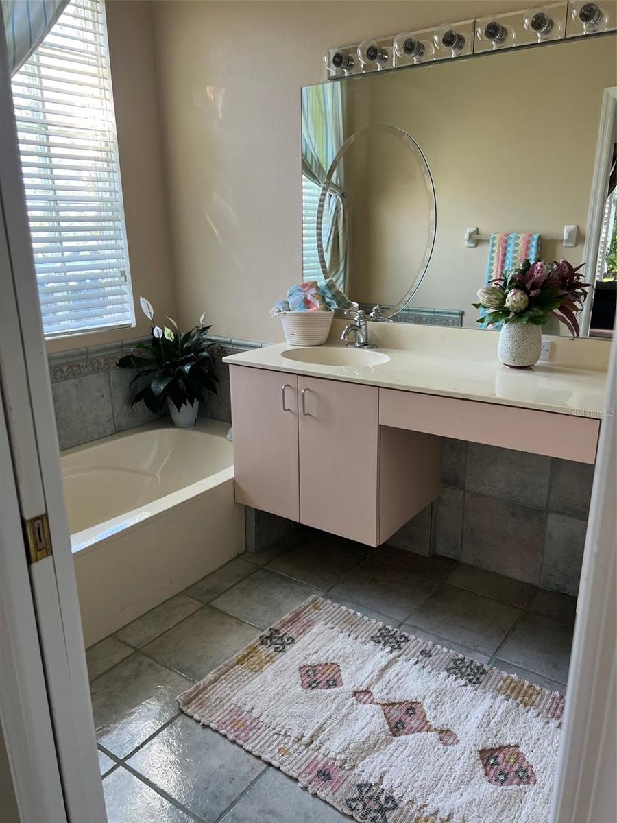 Pumper yourself in the main bathroom with the garden tub