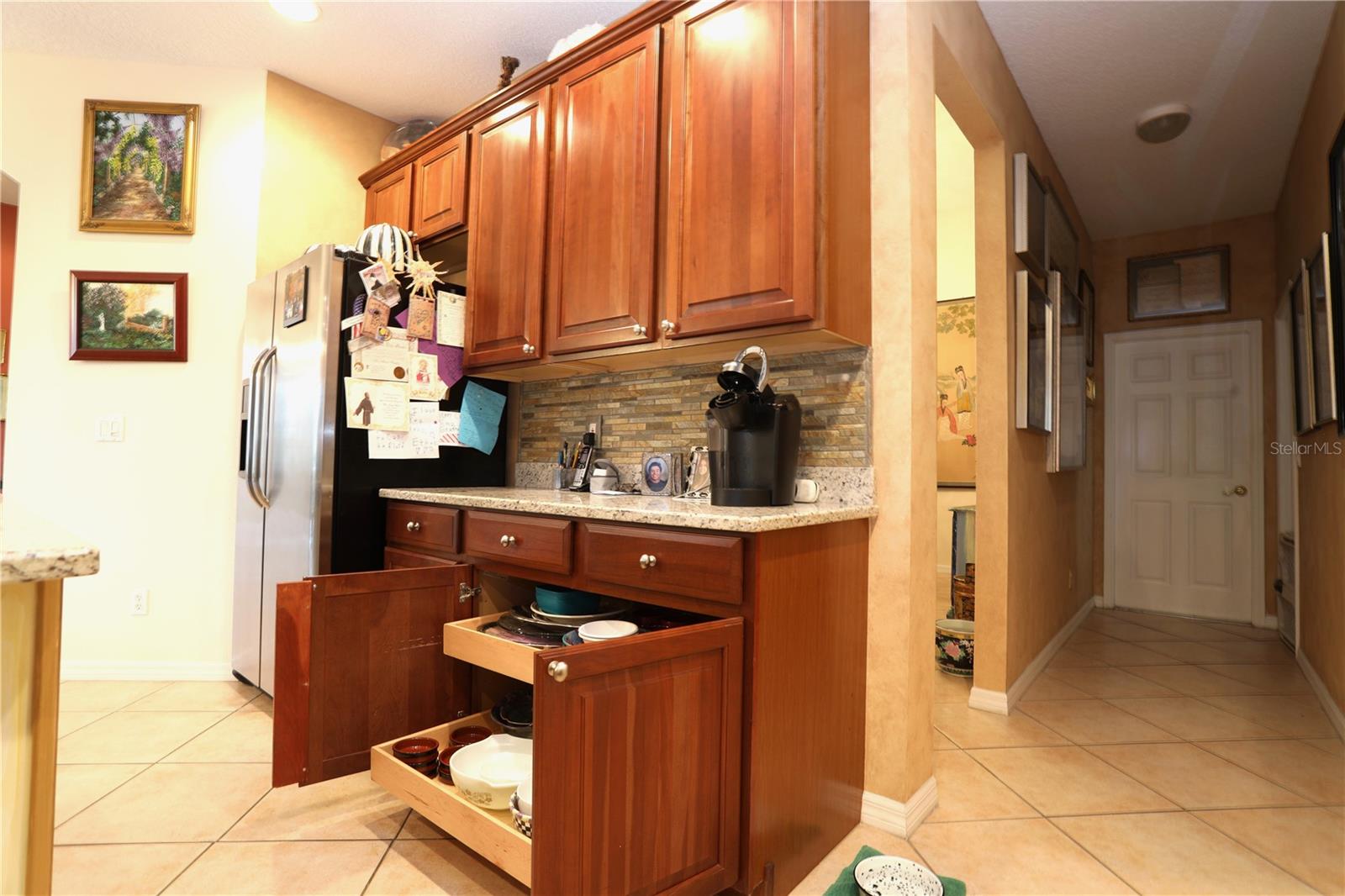 Kitchen, most lower cabinets have pull out drawers.