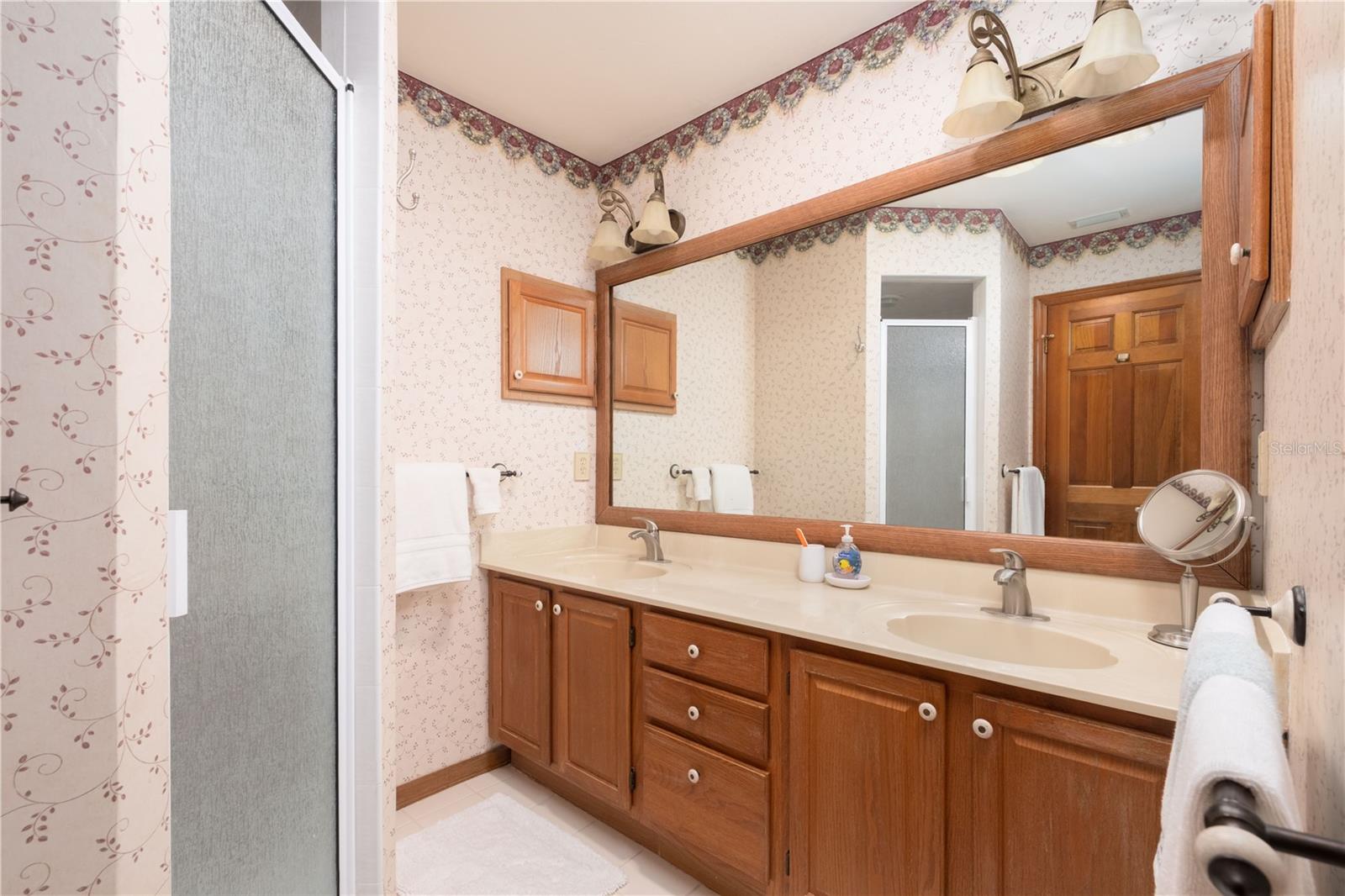 En suite primary bath