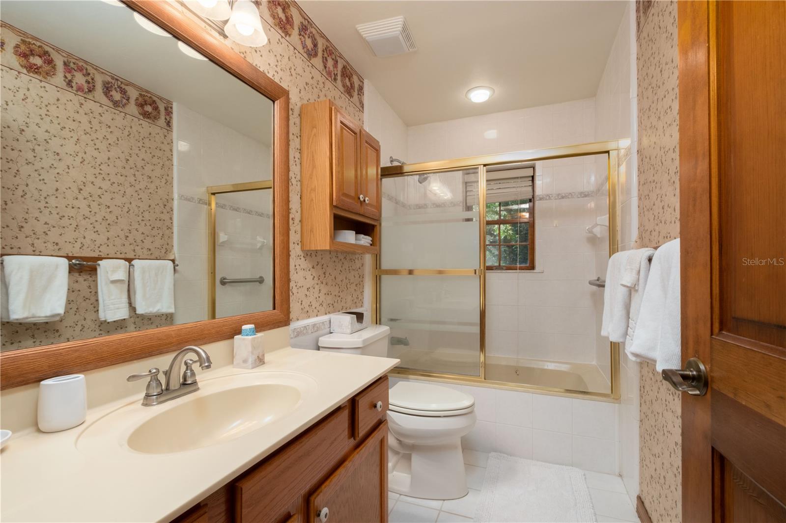 Large Hall full bathroom
