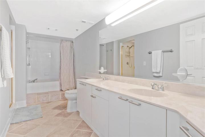 Primary 5-piece en-suite.