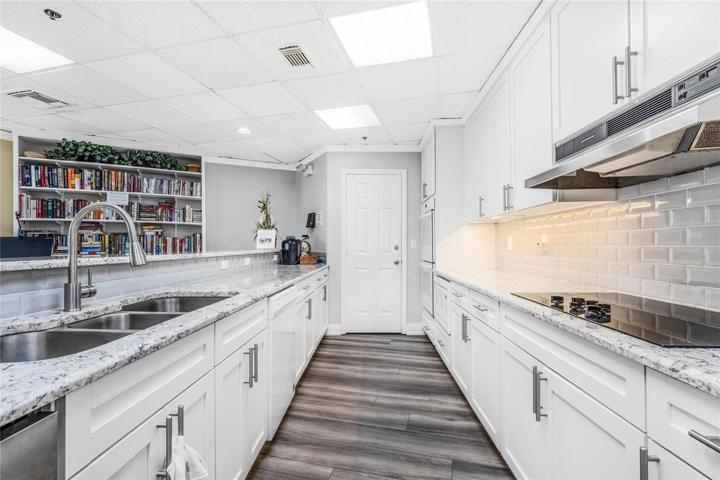 Club rom kitchen and borrowing library.