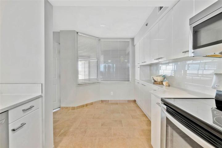 Kitchen Dinette overlooks entry lanai.
