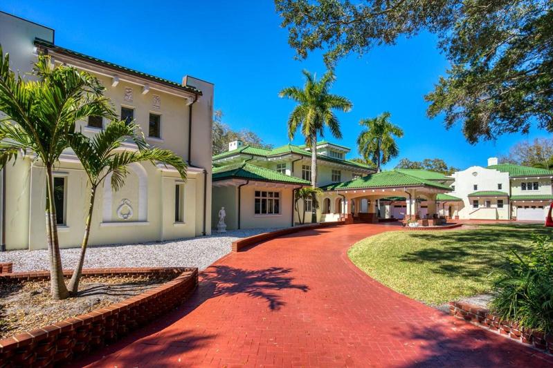 Porte-cochere leading to the grand entrance of the estate.