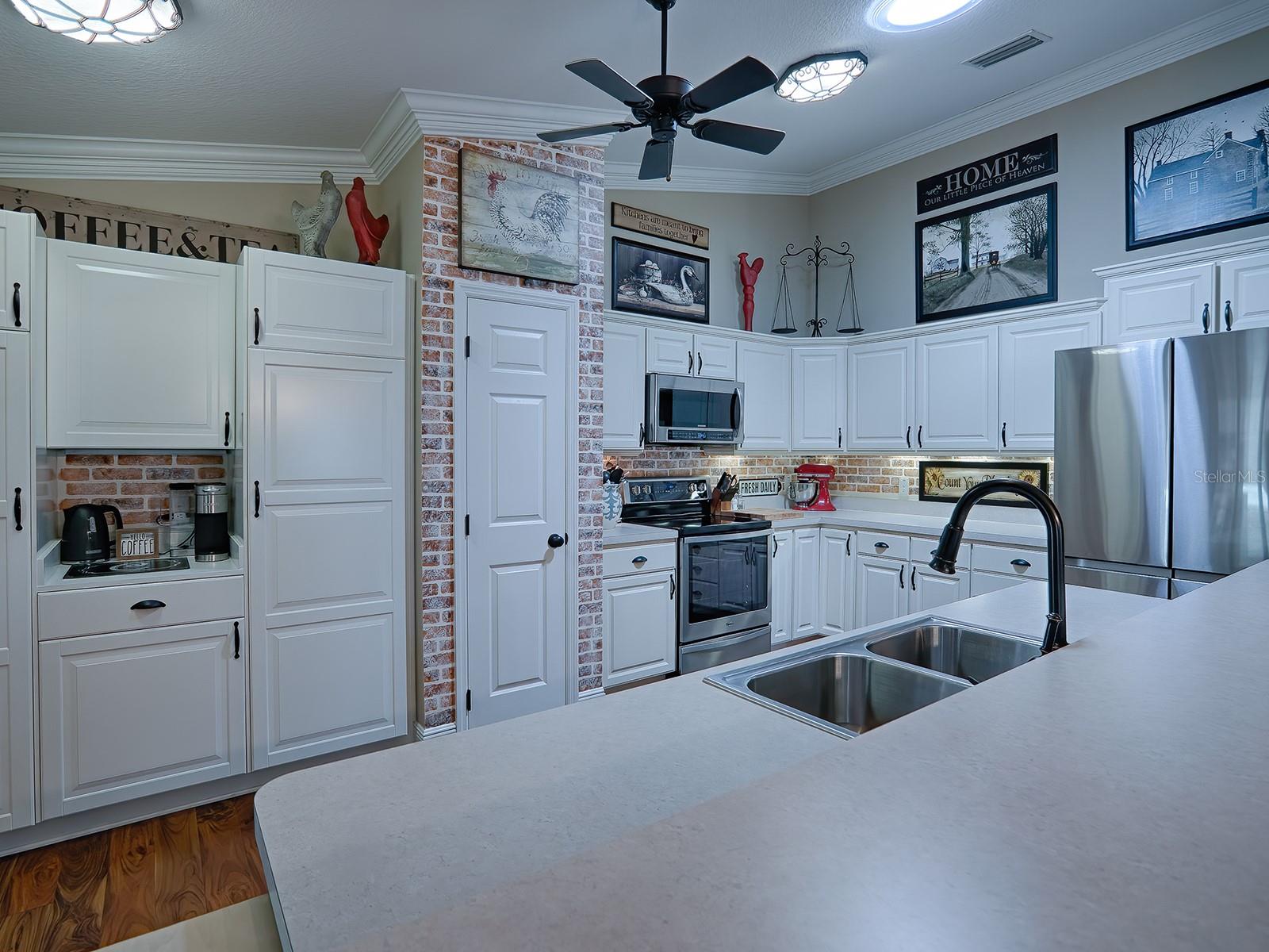 AMAZING KITCHEN!  THIS IS A MUST SEE FOR YOURSELF!!!