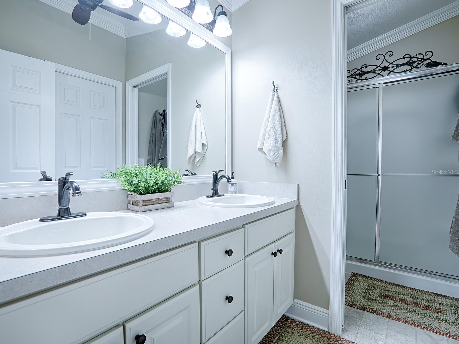 EN SUITE MASTER BATH HAS DUAL SINKS