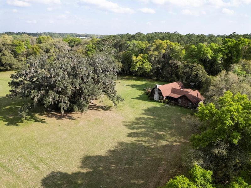 Gorgeous property minutes from town