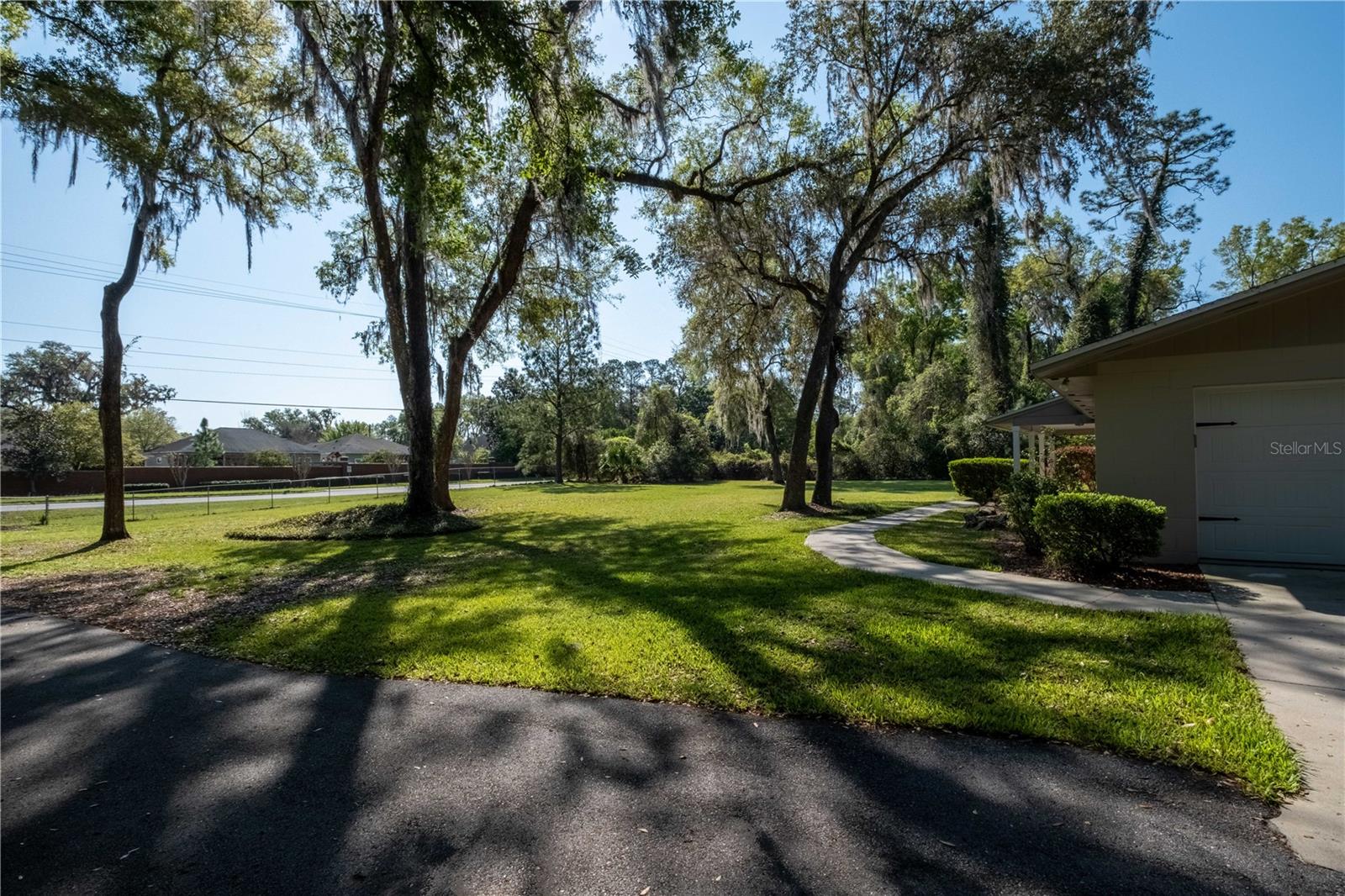Alt Front yard view