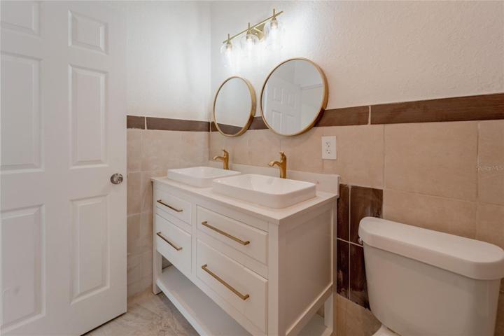 Master Bath/ Double Sinks/ Double Mirror
