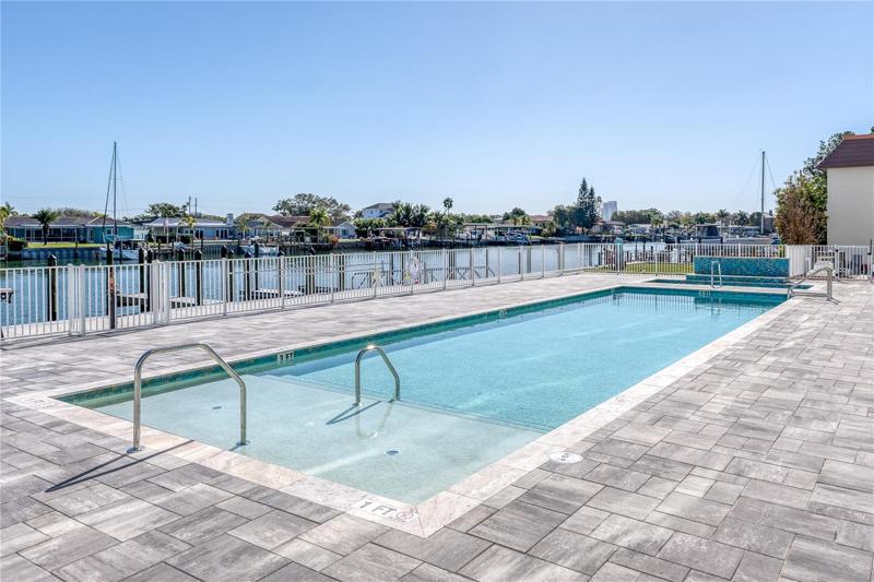 AZURE, New and lovely condo's on Island Way