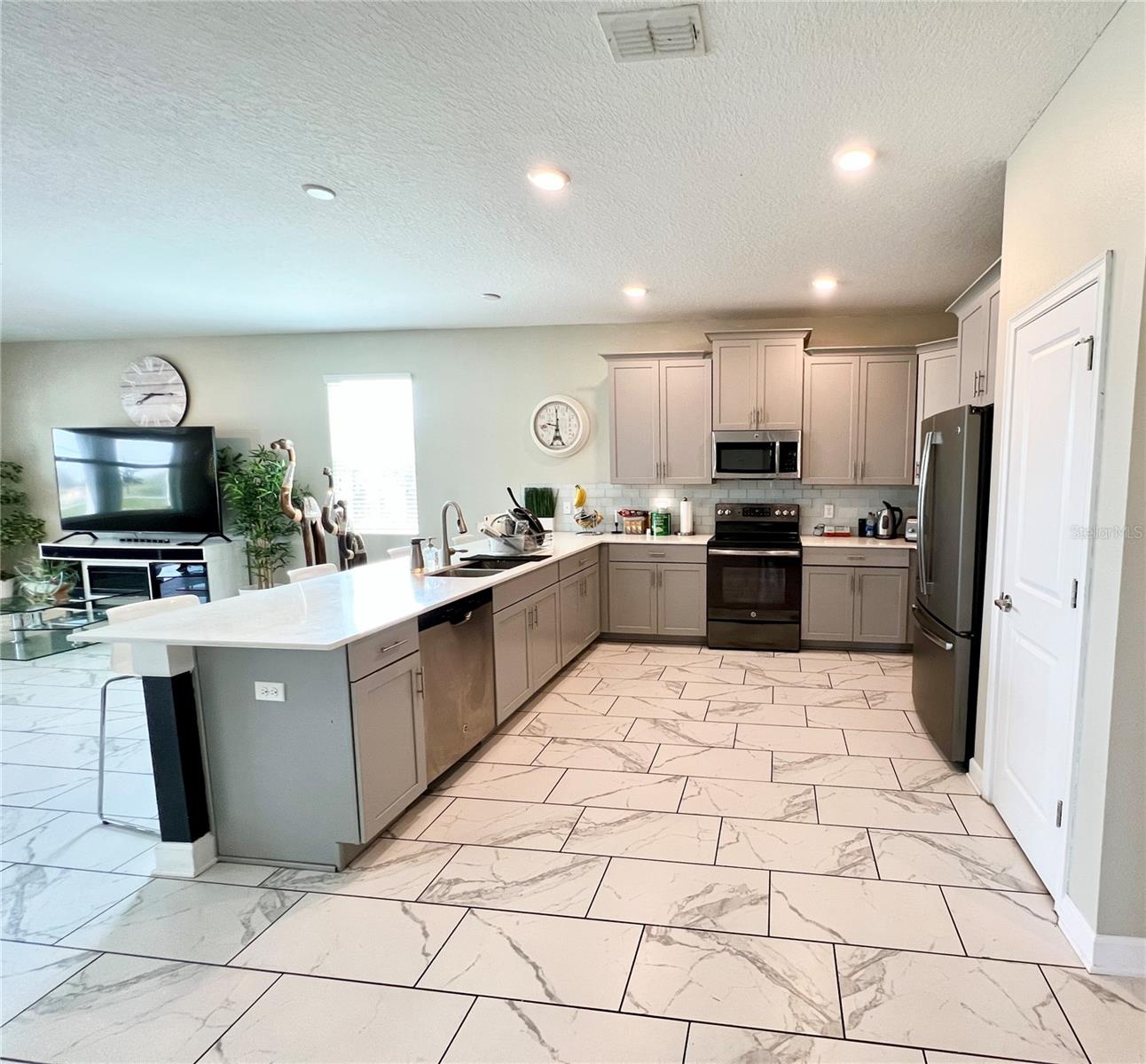 Kitchen/ stainless steel appliances