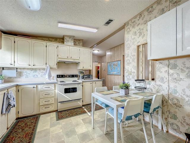Large kitchen with breakfast table