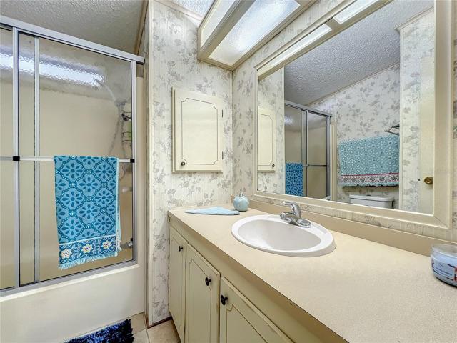 Large guest bathroom with shower in tub