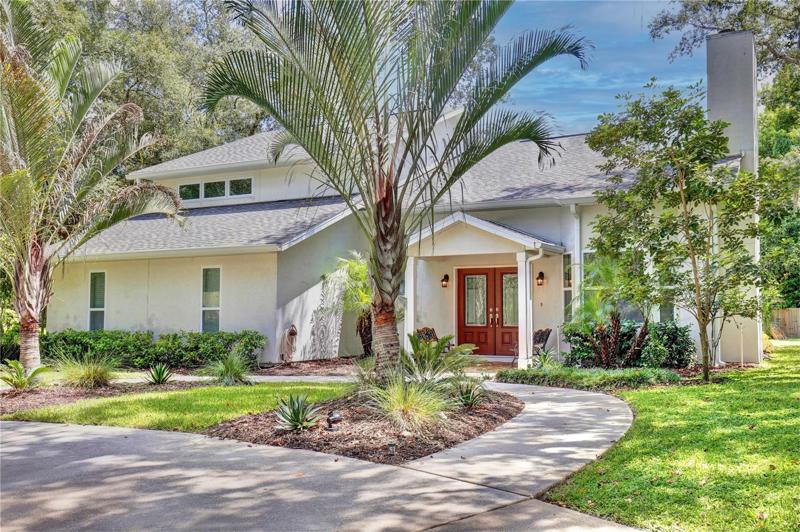 Beautiful 100 Greentree Lane!