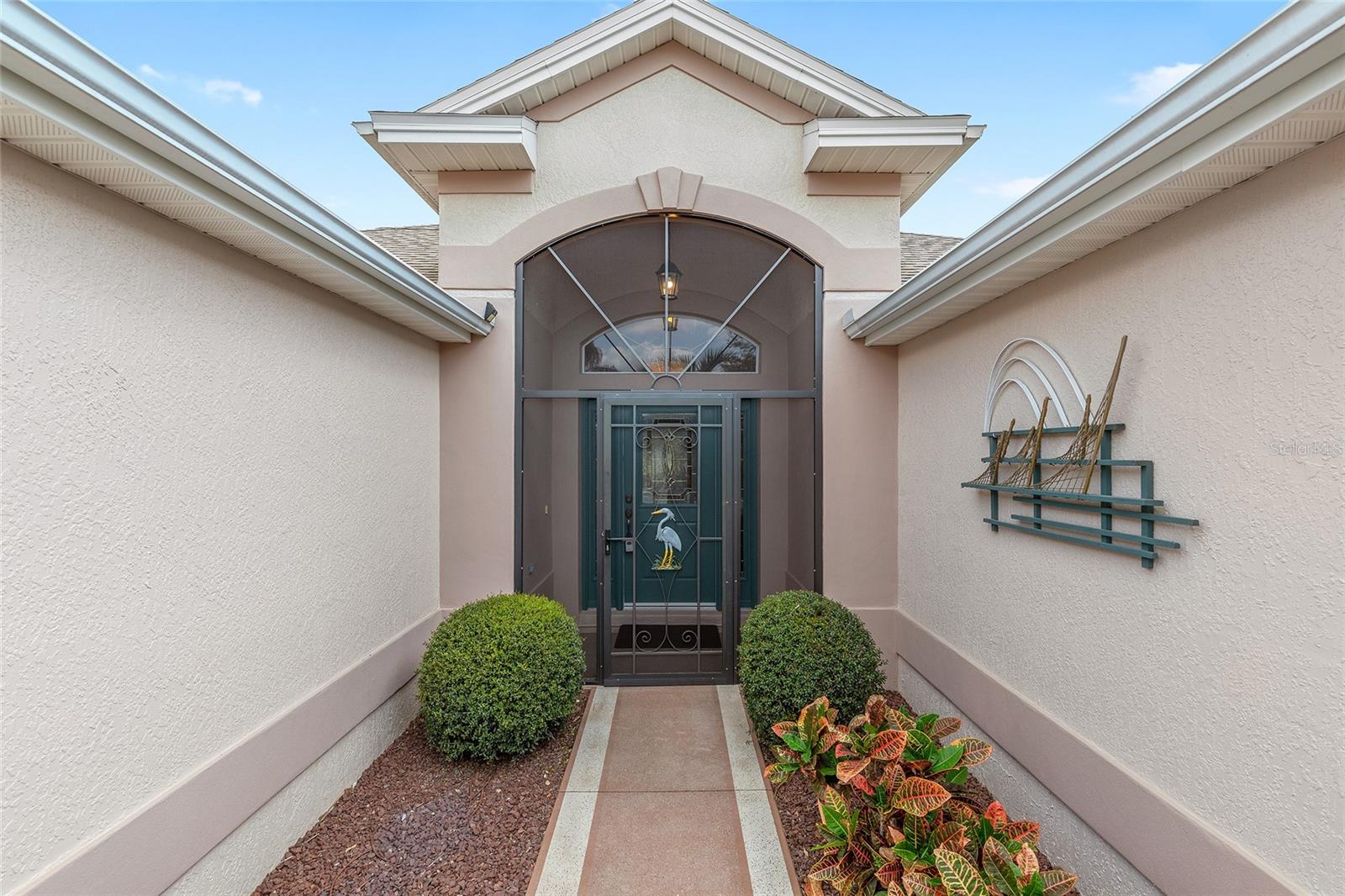 BEAUTIFUL SCREENED ENTRANCE
