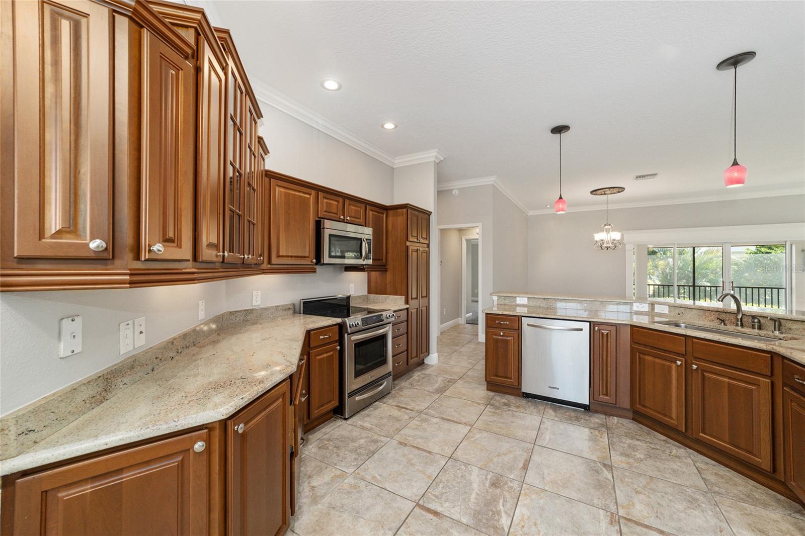 NICE LARGE OPEN KITCHEN!