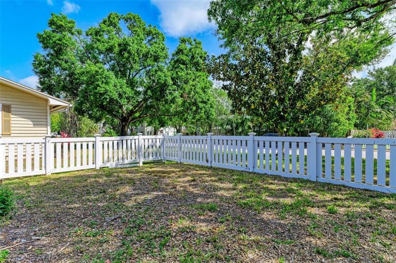 Side Vinyl Fence