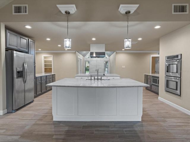 Kitchen with Breakfast Bar