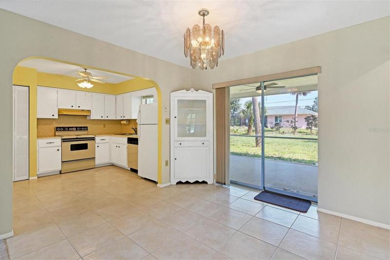 Dining Area to Lanai