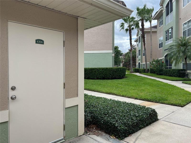 PRIVATE LARGE LOCKABLE STORAGE CLOSET EASY ACCESS... SAFE!