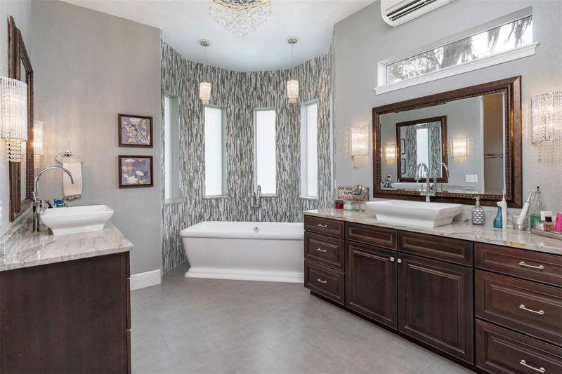PRIVATE EN-SUITE BATH. 