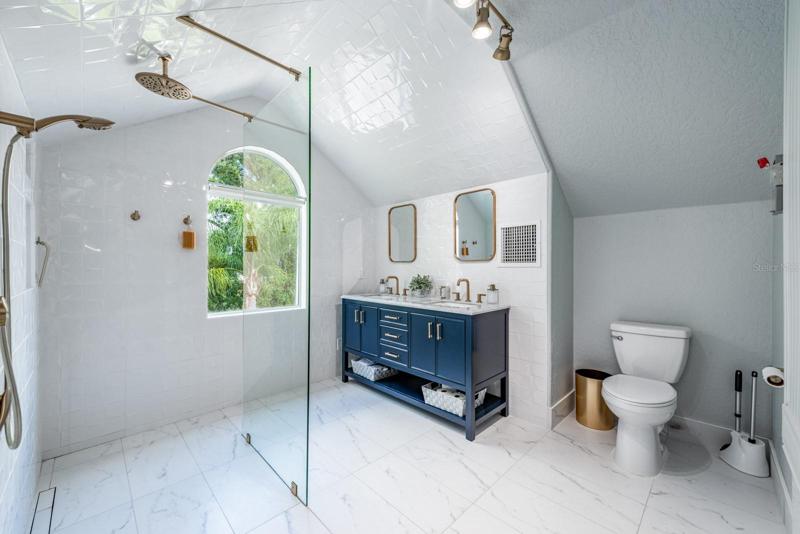 EN-SUITE BATH. 