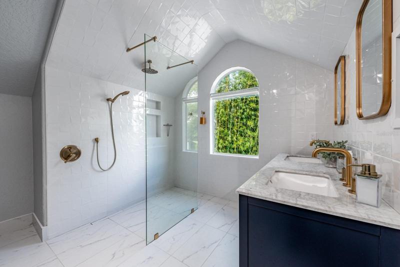 EN-SUITE BATH. 