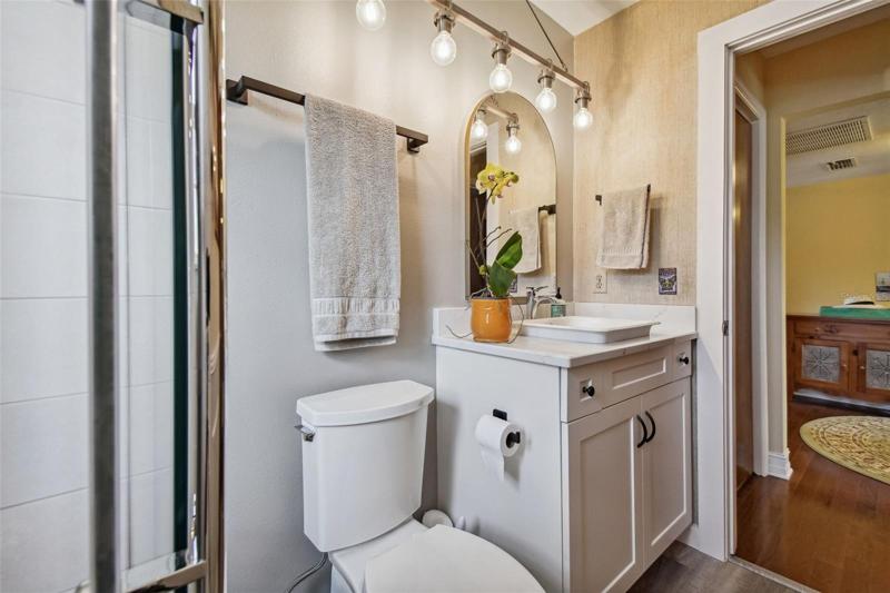 gorgeous bath room
