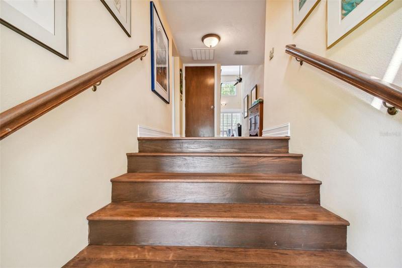 stairs to master 