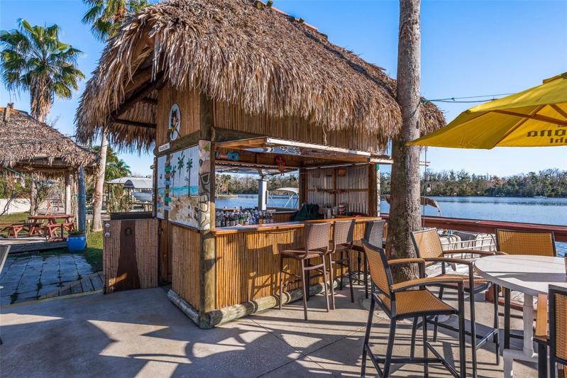 3 Tiki Huts - 2 Bars