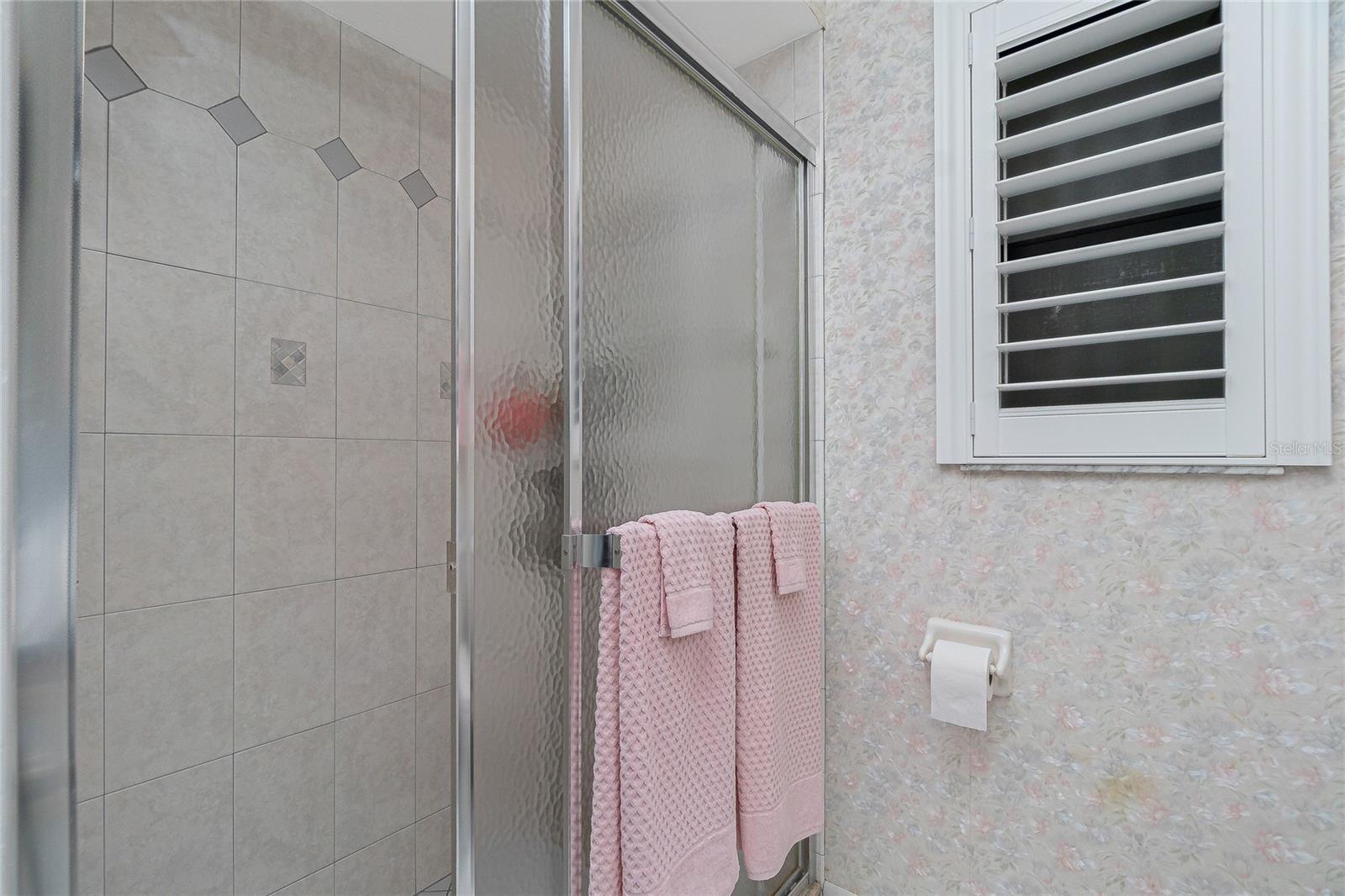 the two bedrooms on the other side of the home, as this is a split plan, they share this bathroom