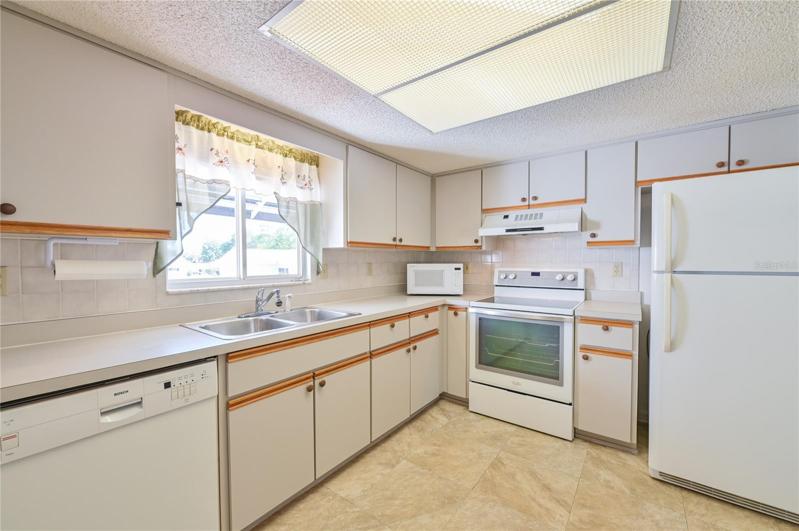 Kitchen Microwave & Range