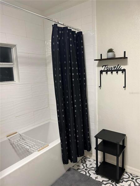 2nd Bathroom shower and tub combo