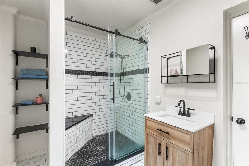 Master Bathroom w/large walk-in shower