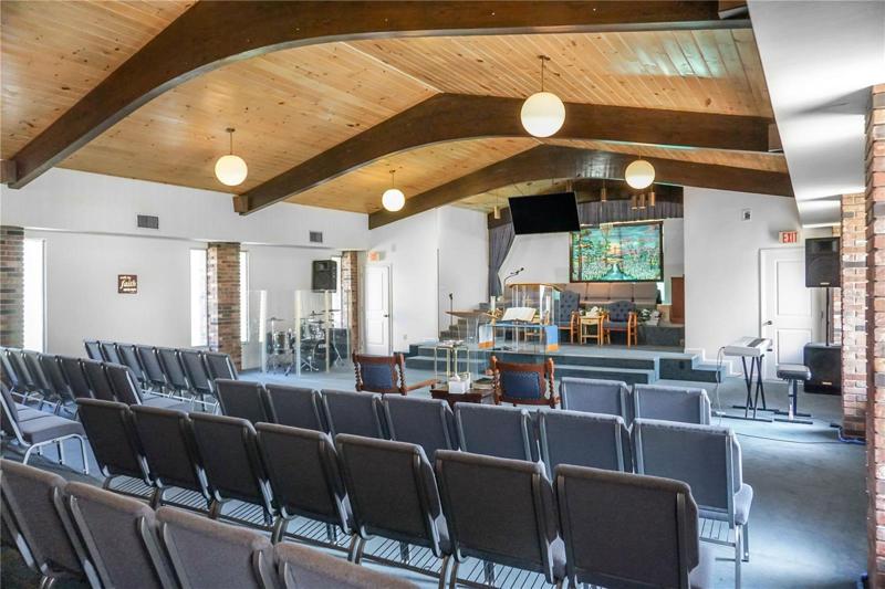 2500 NE 15th Street sanctuary space