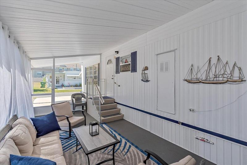 Side lanai with privacy curtains