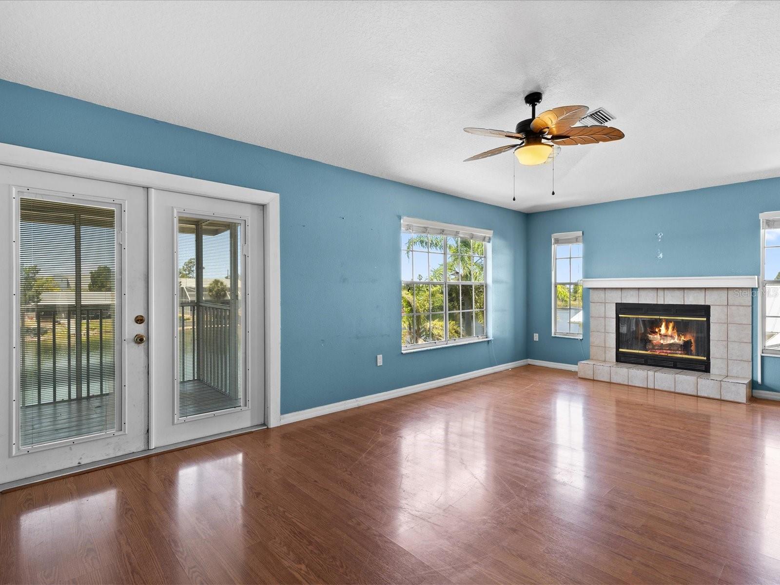 Open floorplan of living room, kitchen &amp; dining room.