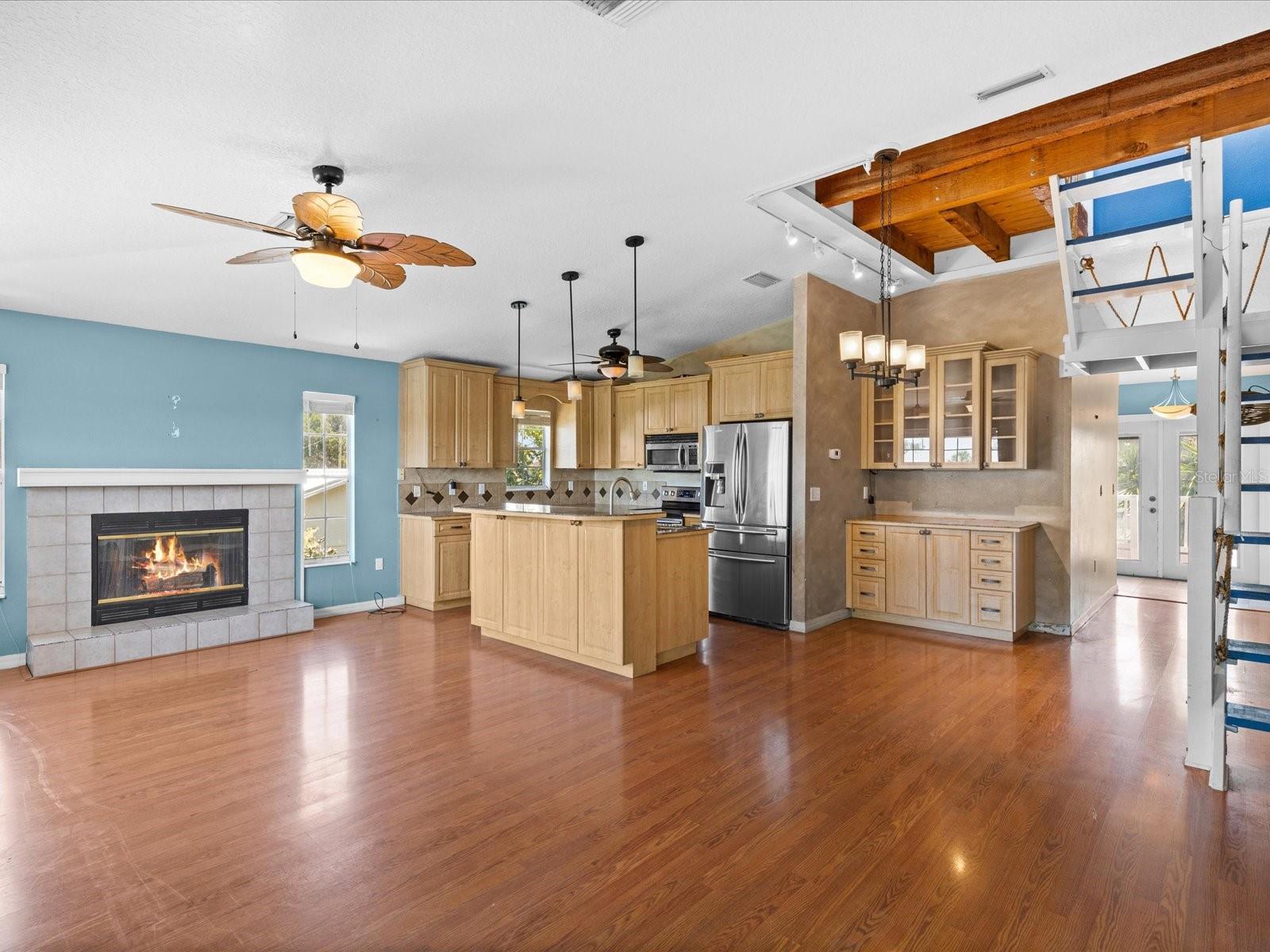 Open floorplan of living room, kitchen &amp; dining room.