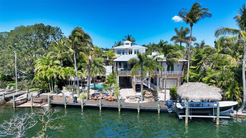 This 120 feet of protected seawall has it all, boatlift, tiki huts, kayak launch & the best fishing in all of Sarasota