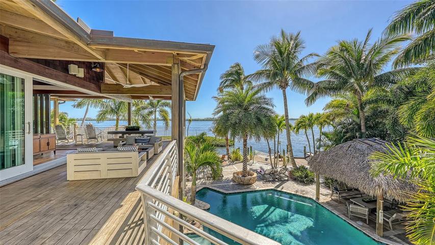 The Main House side terraces intertwine the the outside space perfectly !