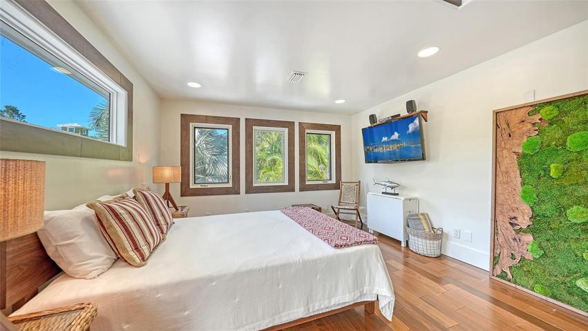 A lovely separate studio close to the main house for company !