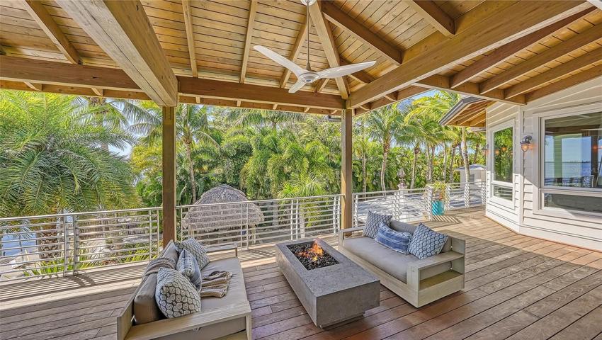 Enjoy an evening at the  gas firepit enjoying the beautiful bay breezes